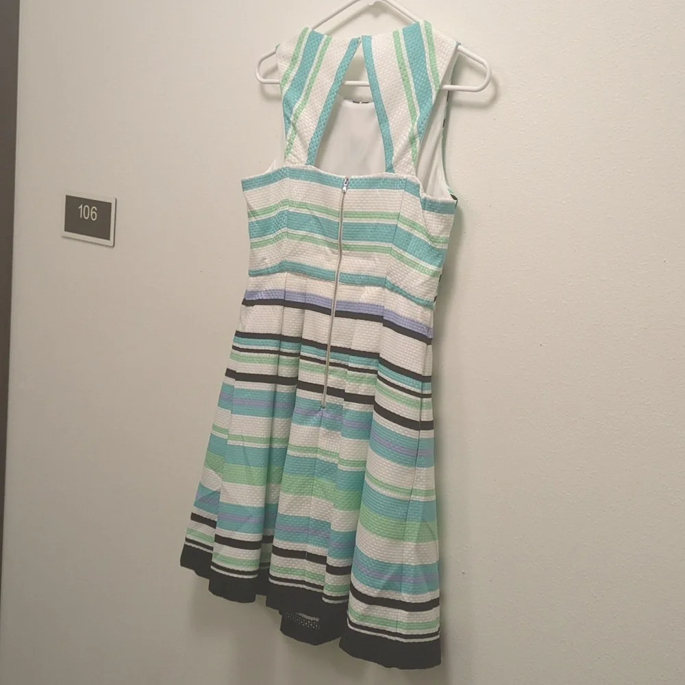 Chic Danny & Nicole Effortless Knee-Length Dress - Cut Out - Pleated  8 Petite - Picture 6 of 14